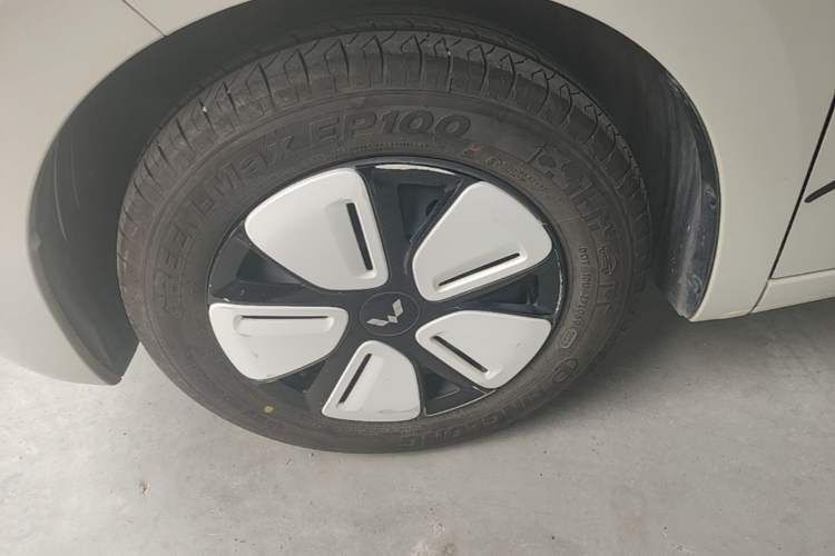 Used Wuling Hongguang MINIEV 2025 Four-Door Version Advanced Edition Left Front Wheel Hub
