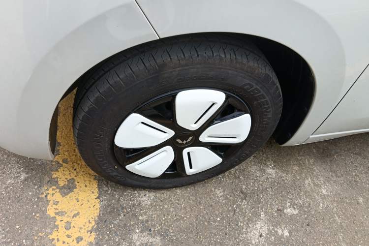 Used Wuling Hongguang MINIEV 2025 Four-Door Version Advanced Edition Left Front Wheel Hub