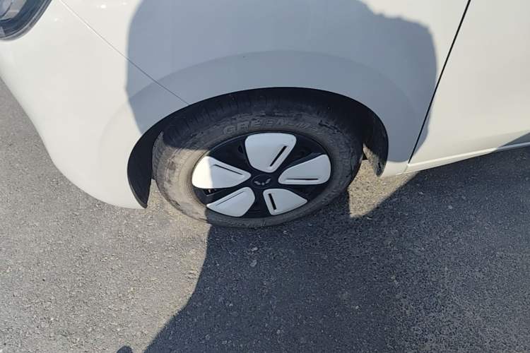 Used Wuling Hongguang MINIEV 2025 Four-Door Version Zhenxiang+ Edition Left Front Wheel Hub