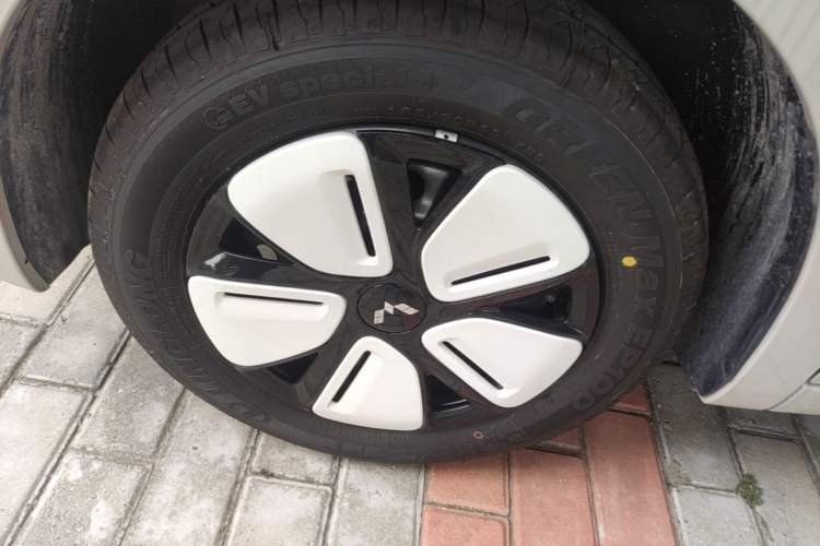 Used Wuling Hongguang MINIEV 2025 Four-Door Version Advanced Edition Left Front Wheel Hub