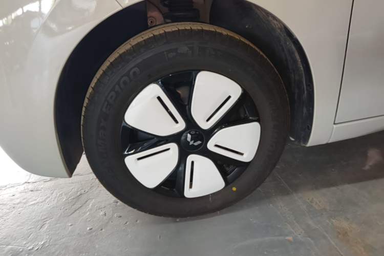 Used Wuling Hongguang MINIEV 2025 Four-Door Version Advanced Edition Left Front Wheel Hub