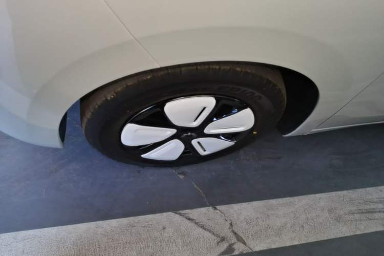 Used Wuling Hongguang MINIEV 2025 Four-Door Version Advanced Edition Left Front Wheel Hub