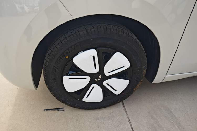 Used Wuling Hongguang MINIEV 2025 Four-Door Version Advanced Edition Left Front Wheel Hub