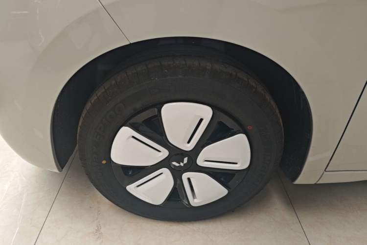 Used Wuling Hongguang MINIEV 2025 Four-Door Version Premium Edition Left Front Wheel Hub