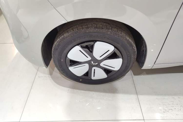 Used Wuling Hongguang MINIEV 2025 Four-Door Version Advanced Edition Left Front Wheel Hub