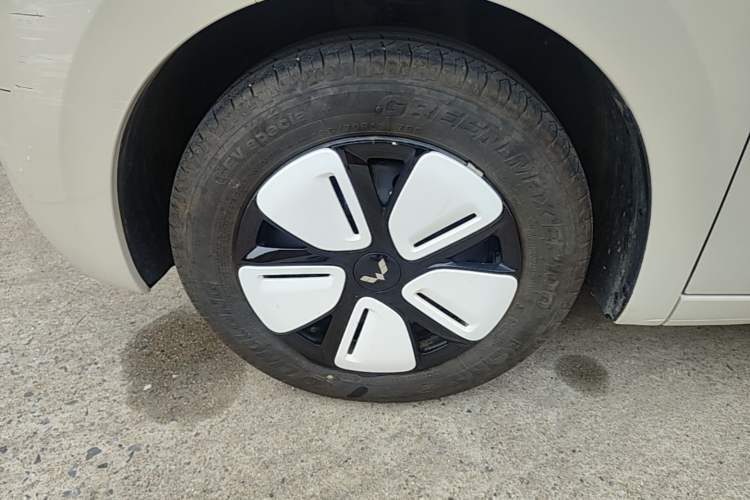 Used Wuling Hongguang MINIEV 2025 Four-Door Version Advanced Edition Left Front Wheel Hub