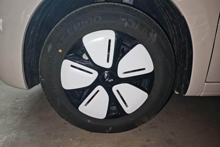 Used Wuling Hongguang MINIEV 2025 Four-Door Version Advanced Edition Left Front Wheel Hub