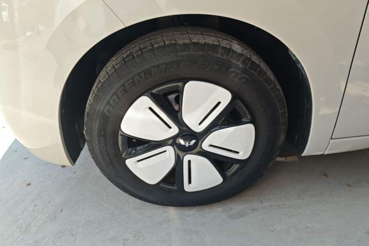 Used Wuling Hongguang MINIEV 2025 Four-Door Version Zhenxiang+ Edition Left Front Wheel Hub