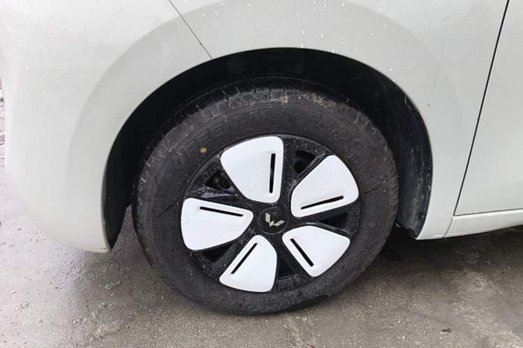 Used Wuling Hongguang MINIEV 2025 Four-Door Version Advanced Edition Left Front Wheel Hub