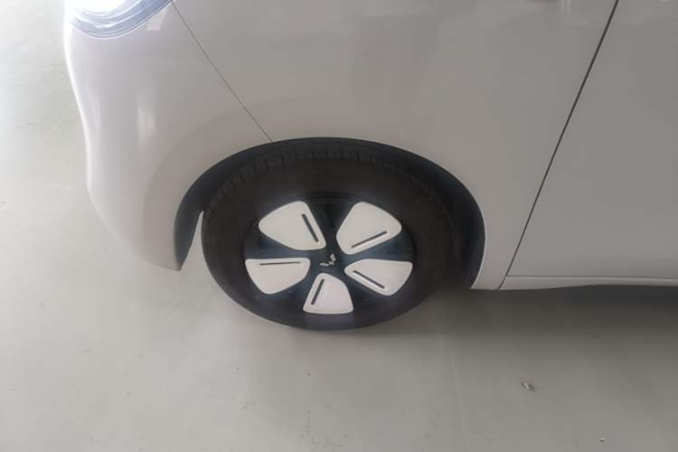 Used Wuling Hongguang MINIEV 2025 Four-Door Version Advanced Edition Left Front Wheel Hub