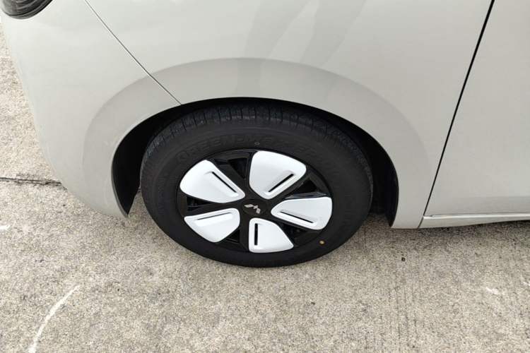 Used Wuling Hongguang MINIEV 2025 Four-Door Version Advanced Edition Left Front Wheel Hub