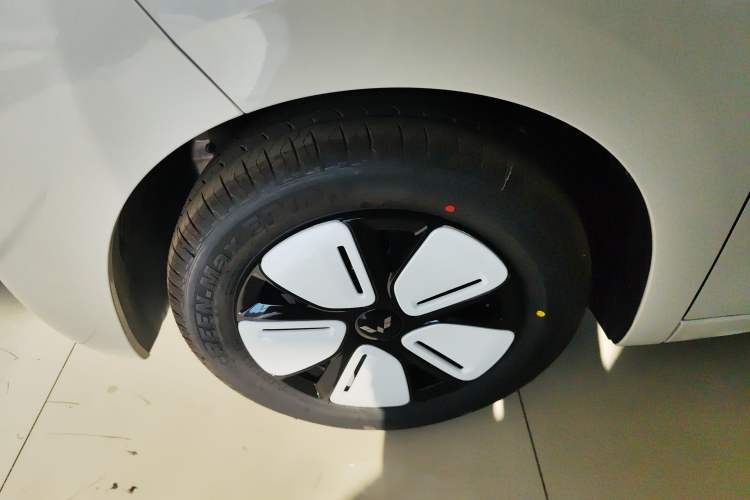 Used Wuling Hongguang MINIEV 2025 Four-Door Version Advanced Edition Left Front Wheel Hub