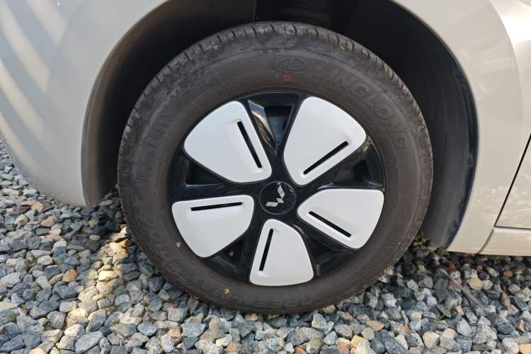 Used Wuling Hongguang MINIEV 2025 Four-Door Version Advanced Edition Left Front Wheel Hub