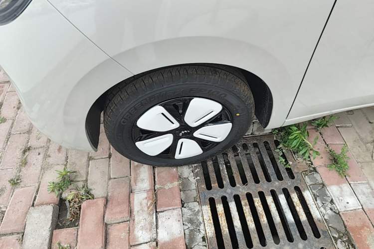 Used Wuling Hongguang MINIEV 2025 Four-Door Version Advanced Edition Left Front Wheel Hub