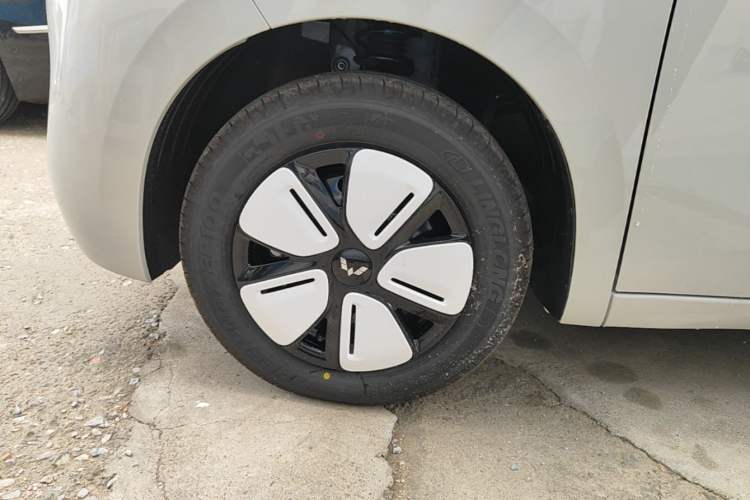 Used Wuling Hongguang MINIEV 2025 Four-Door Version Advanced Edition Left Front Wheel Hub
