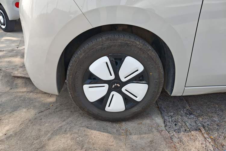 Used Wuling Hongguang MINIEV 2025 Four-Door Version Advanced Edition Left Front Wheel Hub