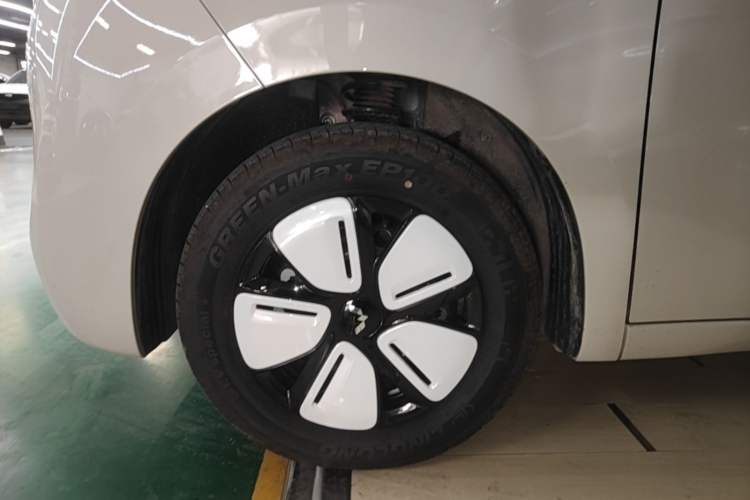 Used Wuling Hongguang MINIEV 2025 Four-Door Version Advanced Edition Left Front Wheel Hub
