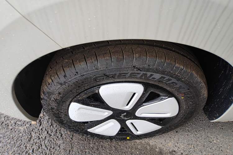 Used Wuling Hongguang MINIEV 2025 Four-Door Version Advanced Edition Left Front Wheel Hub