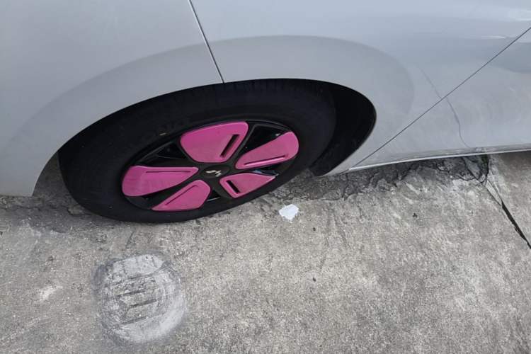 Used Wuling Hongguang MINIEV 2025 Four-Door Version Advanced Edition Left Front Wheel Hub