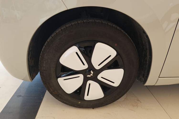 Used Wuling Hongguang MINIEV 2025 Four-Door Version Advanced Edition Left Front Wheel Hub