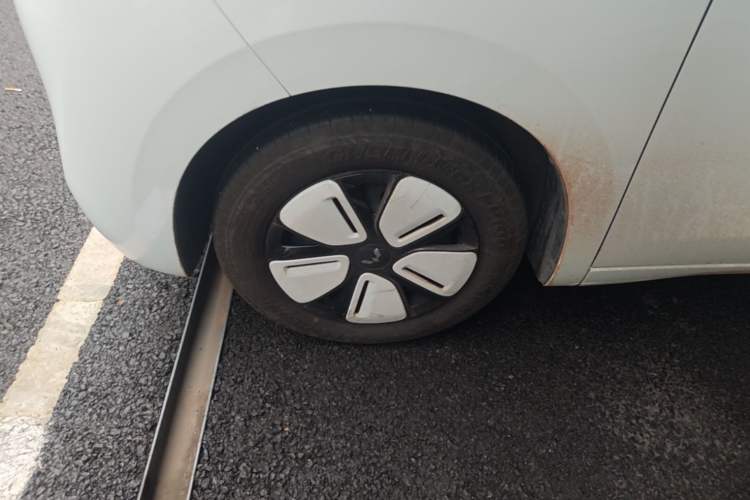 Used Wuling Hongguang MINIEV 2025 Four-Door Version Advanced Edition Left Front Wheel Hub