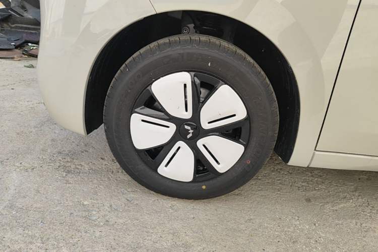 Used Wuling Hongguang MINIEV 2025 Four-Door Version Advanced Edition Left Front Wheel Hub