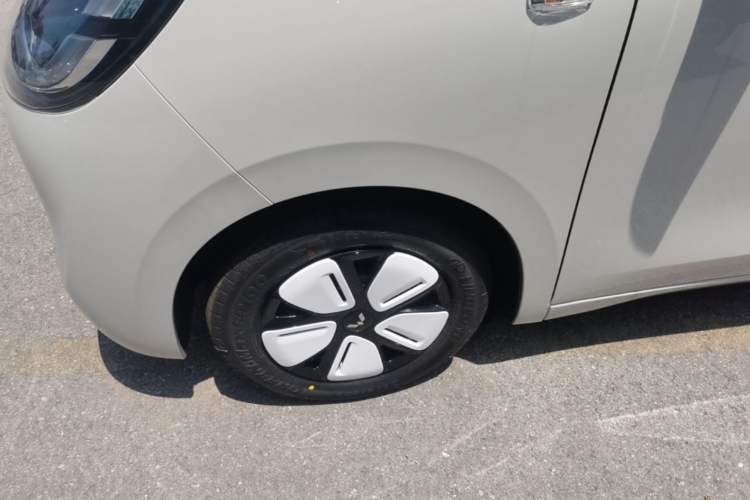 Used Wuling Hongguang MINIEV 2025 Four-Door Version Advanced Edition Left Front Wheel Hub