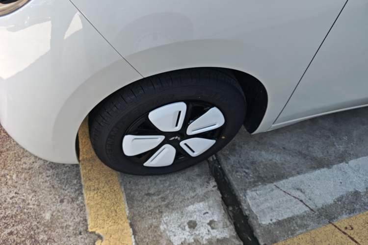 Used Wuling Hongguang MINIEV 2025 Four-Door Version Advanced Edition Left Front Wheel Hub