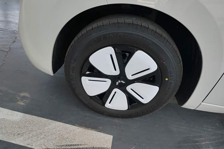 Used Wuling Hongguang MINIEV 2025 Four-Door Version Advanced Edition Left Front Wheel Hub