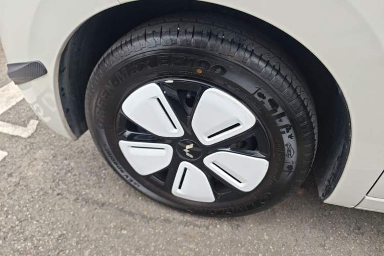Used Wuling Hongguang MINIEV 2025 Four-Door Version Advanced Edition Left Front Wheel Hub