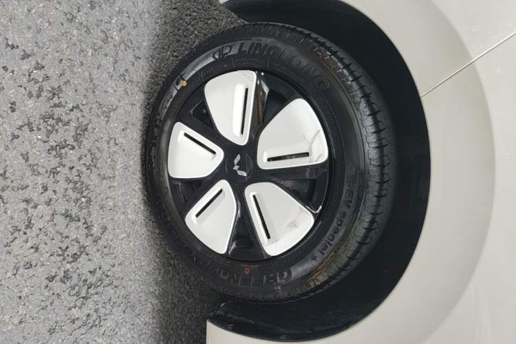 Used Wuling Hongguang MINIEV 2025 Four-Door Version Advanced Edition Left Front Wheel Hub