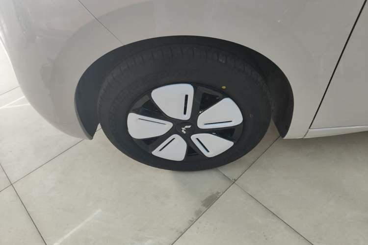 Used Wuling Hongguang MINIEV 2025 Four-Door Version Advanced Edition Left Front Wheel Hub