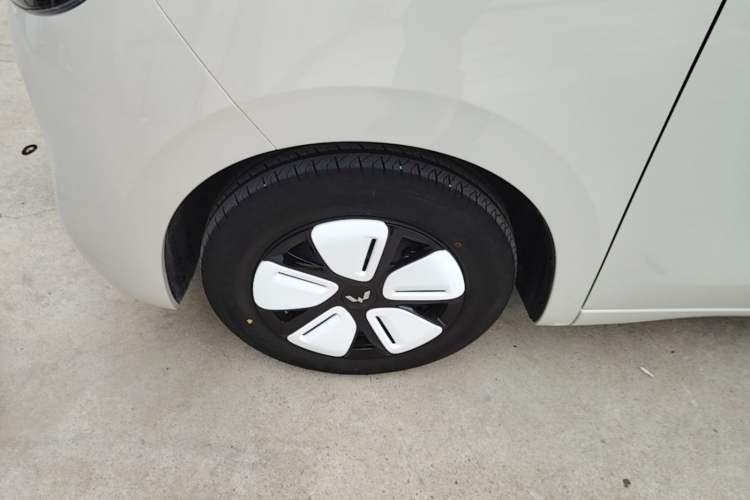 Used Wuling Hongguang MINIEV 2025 Four-Door Version Zhenxiang+ Edition Left Front Wheel Hub