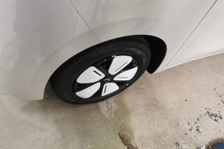Used Wuling Hongguang MINIEV 2025 Four-Door Version Advanced Edition Left Front Wheel Hub