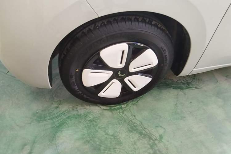 Used Wuling Hongguang MINIEV 2025 Four-Door Version Advanced Edition Left Front Wheel Hub