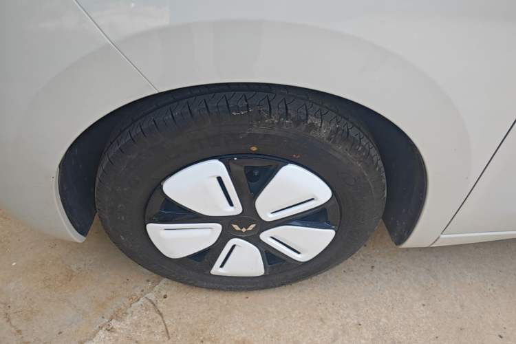 Used Wuling Hongguang MINIEV 2025 Four-Door Version Zhenxiang+ Edition Left Front Wheel Hub
