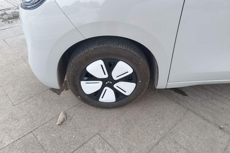 Used Wuling Hongguang MINIEV 2025 Four-Door Version Advanced Edition Left Front Wheel Hub