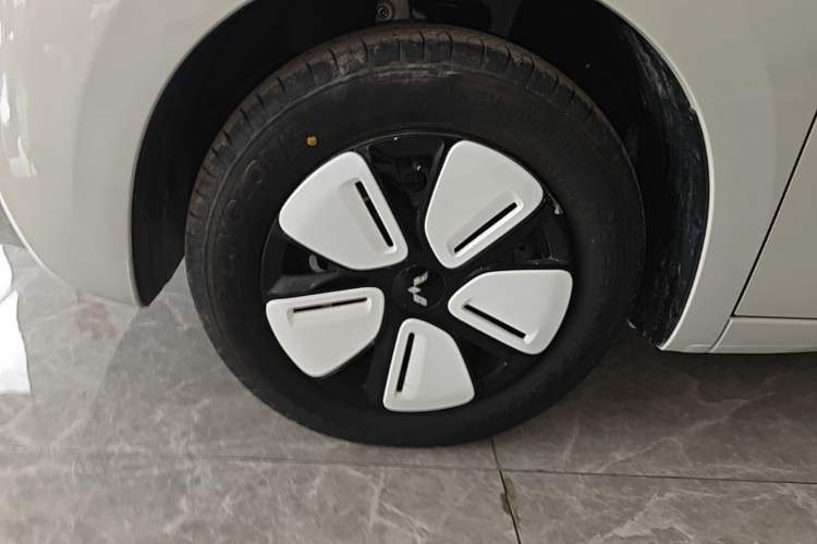 Used Wuling Hongguang MINIEV 2025 Four-Door Version Advanced Edition Left Front Wheel Hub