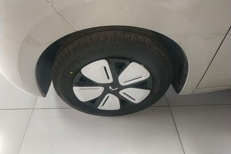 Used Wuling Hongguang MINIEV 2025 Four-Door Version Advanced Edition Left Front Wheel Hub