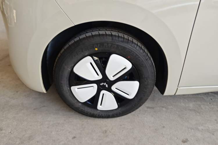 Used Wuling Hongguang MINIEV 2025 Four-Door Version Advanced Edition Left Front Wheel Hub