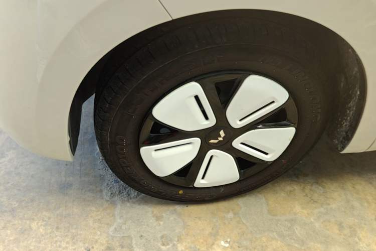 Used Wuling Hongguang MINIEV 2025 Four-Door Version Advanced Edition Left Front Wheel Hub