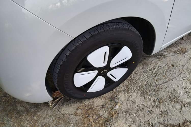 Used Wuling Hongguang MINIEV 2025 Four-Door Version Advanced Edition Left Front Wheel Hub