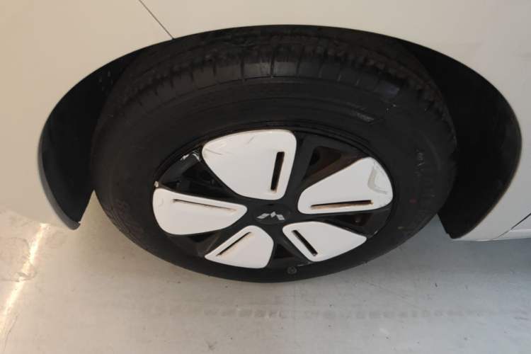Used Wuling Hongguang MINIEV 2025 Four-Door Version Advanced Edition Left Front Wheel Hub