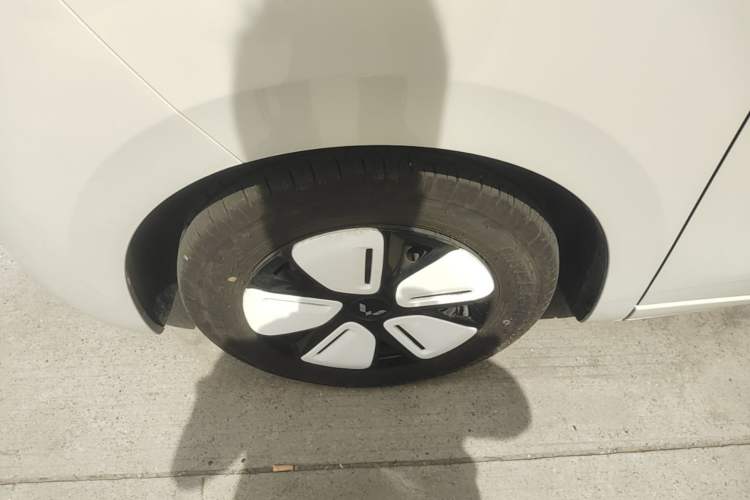 Used Wuling Hongguang MINIEV 2025 Four-Door Version Zhenxiang+ Edition Left Front Wheel Hub