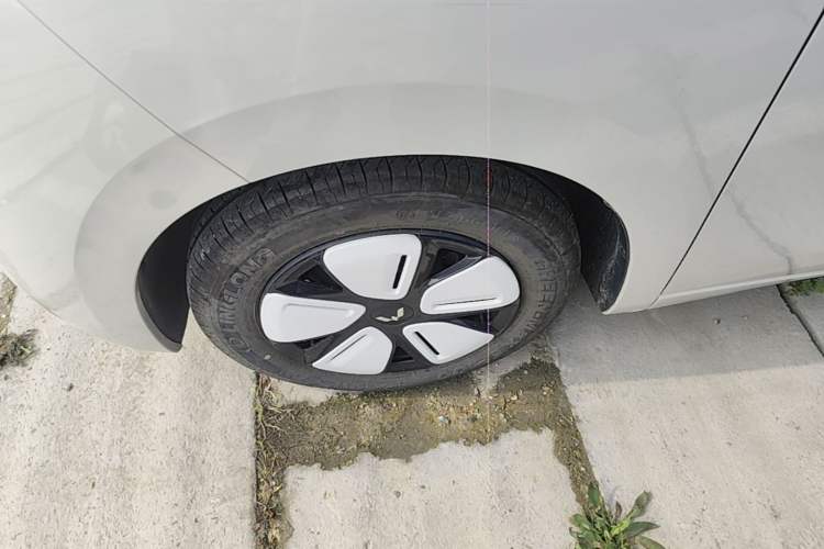 Used Wuling Hongguang MINIEV 2025 Four-Door Version Advanced Edition Left Front Wheel Hub