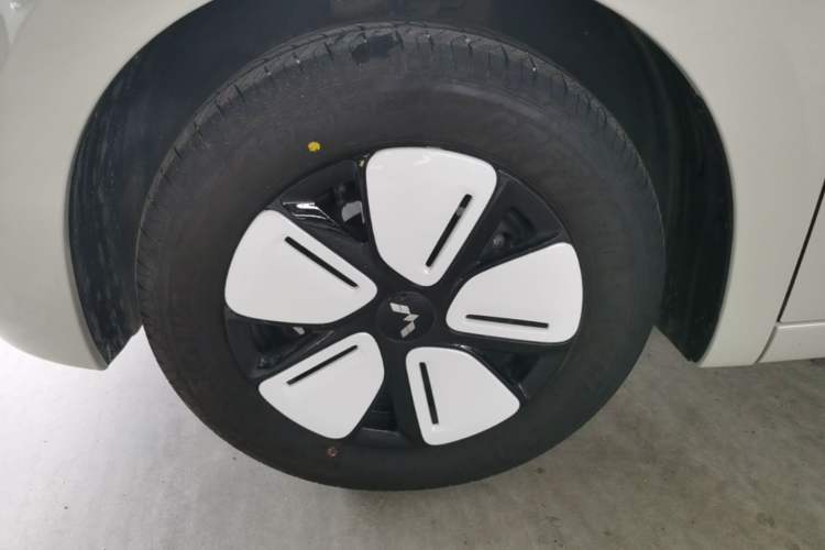 Used Wuling Hongguang MINIEV 2025 Four-Door Version Advanced Edition Left Front Wheel Hub