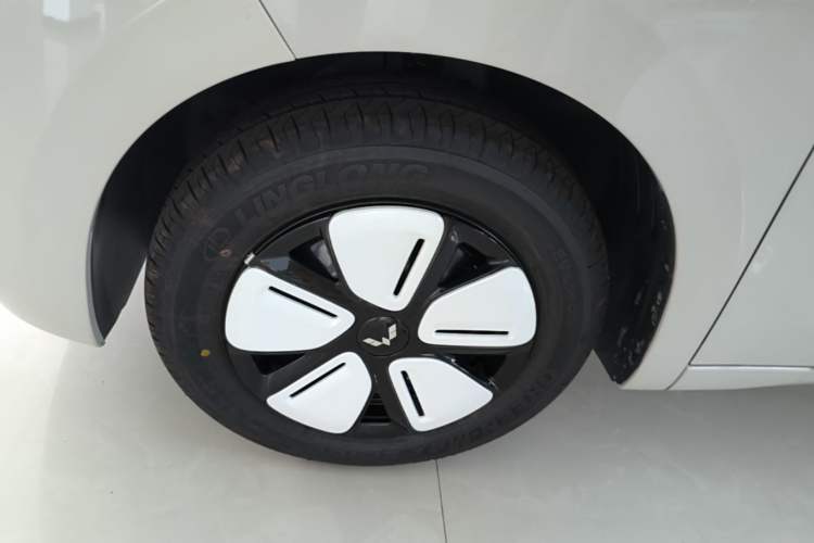 Used Wuling Hongguang MINIEV 2025 Four-Door Version Advanced Edition Left Front Wheel Hub