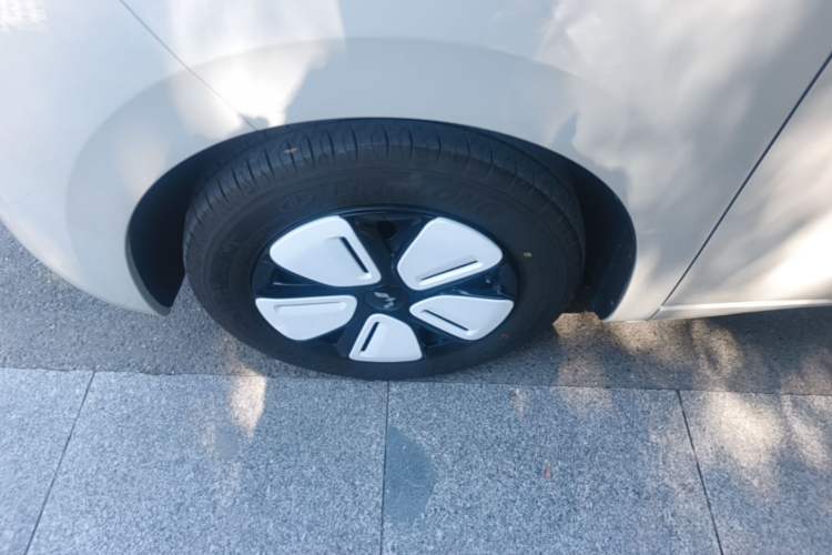 Used Wuling Hongguang MINIEV 2025 Four-Door Version Advanced Edition Left Front Wheel Hub