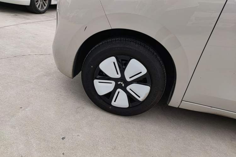 Used Wuling Hongguang MINIEV 2025 Four-Door Version Advanced Edition Left Front Wheel Hub