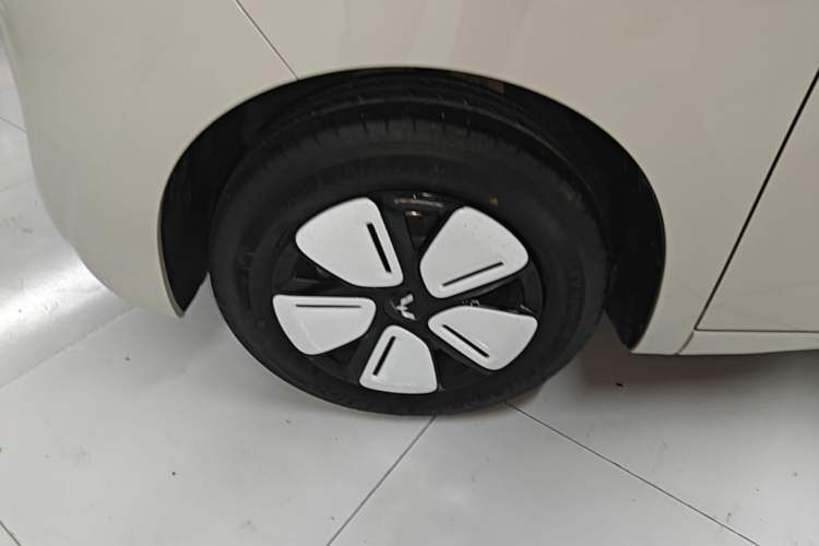 Used Wuling Hongguang MINIEV 2025 Four-Door Version Zhenxiang+ Edition Left Front Wheel Hub